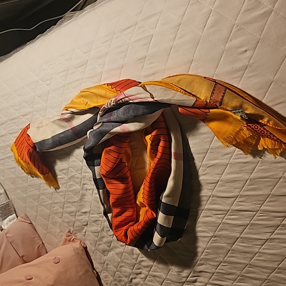 Burberry Scarf . - Picture 12 of 16